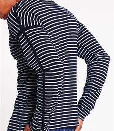 市场上装-T恤-休闲男装T恤