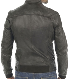 市场上装-皮衣-时尚皮衣