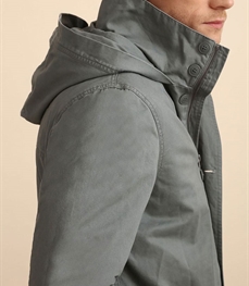 市场上装-大衣-时尚中长