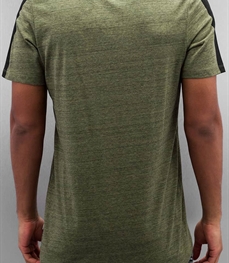 市场上装-T恤-时尚男装t恤