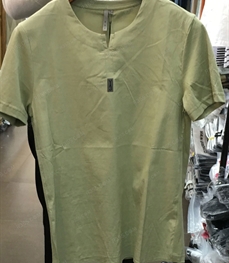 市场上装-T恤-（实拍）时尚男装t恤