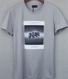 市场上装-T恤-时尚男装t恤