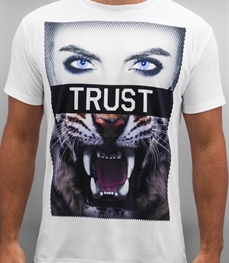 市场上装-T恤-时尚男装t恤