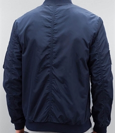 市场上装-夹克-时尚男装夹克