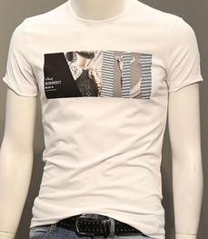 市场上装-T恤-时尚男装t恤