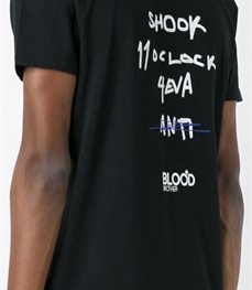 市场上装-T恤-休闲男装t恤