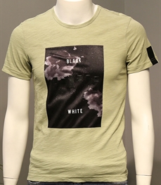 市场上装-T恤-时尚男装t恤