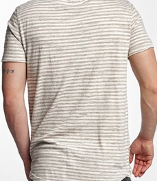 市场上装-T恤-时尚男装t恤