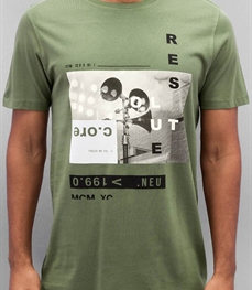 市场上装-T恤-时尚男装t恤