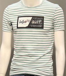 市场上装-T恤-时尚男装t恤