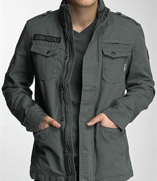 市场上装-夹克-时尚男装夹克