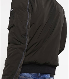 市场上装-夹克-时尚男装夹克