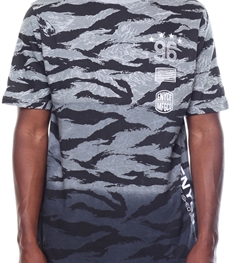 市场上装-T恤-时尚男装t恤