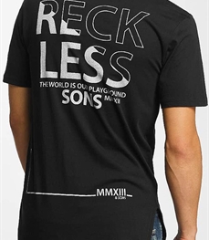 市场上装-T恤-时尚男装t恤