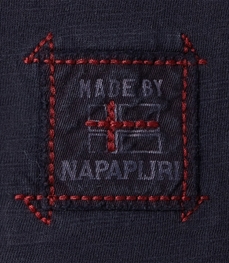 市场上装-T恤-时尚男装t恤