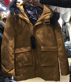 市场上装-大衣-（实拍）时尚商务大衣